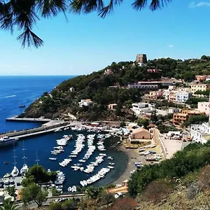 Piccolo E Grazioso Al Centro Di Ustica , Isola di Ustica Italia